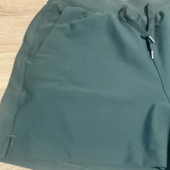 NWT Old Navy Active Powersoft ‘High Rise Go Dry’ Shorts Green size medium - Picture 4 of 7